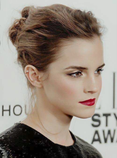 I beauty look delle star, il top: Emma Watson con pelle di porcellana, riga di eyeliner e labbra rosse