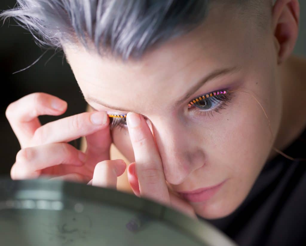 Ciglia finte LED, il nuovo trend ispirato alla vita notturna
