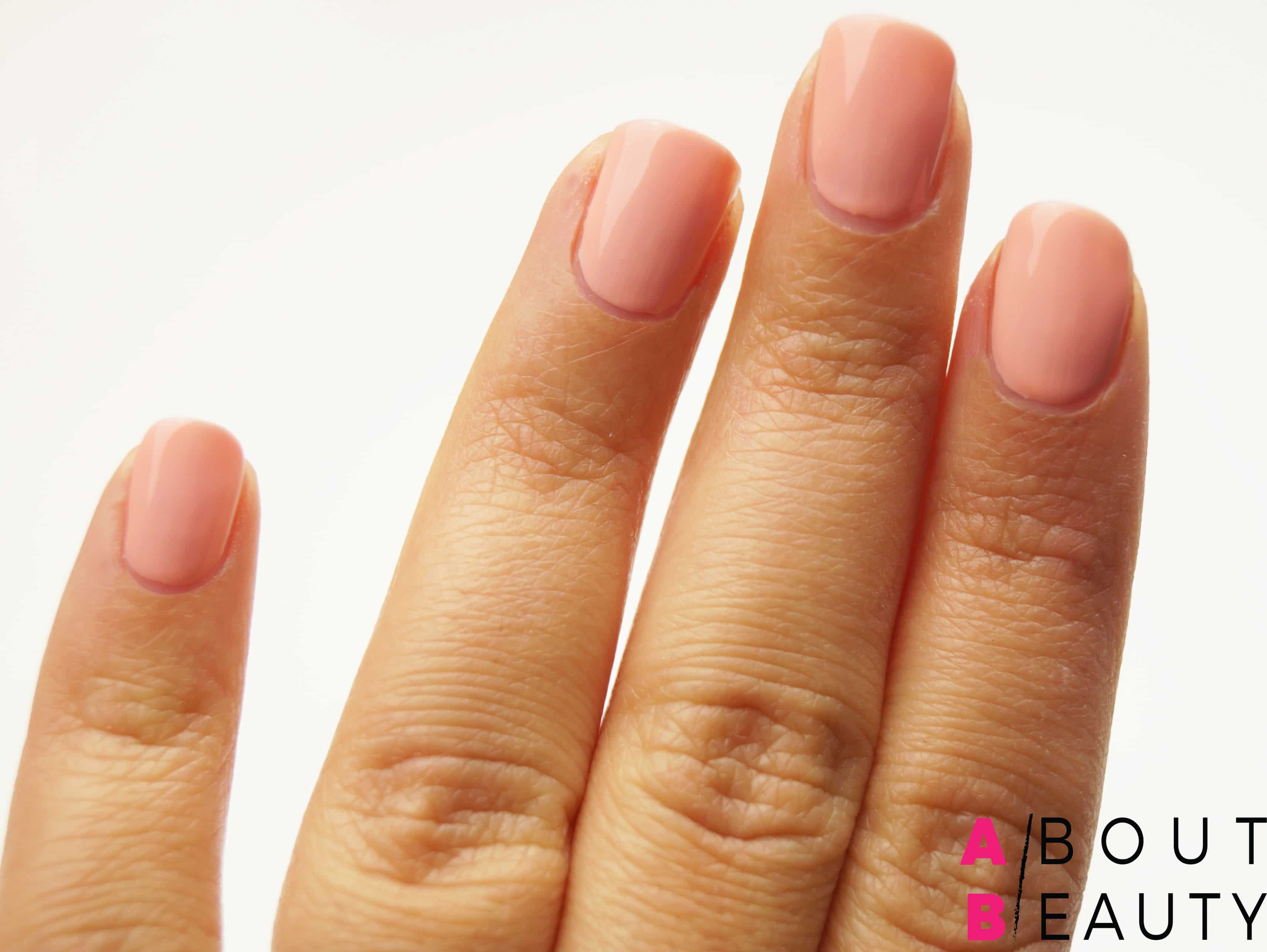 Tutorial nail-art autunnale rosa e grigia effetto matte con Swarovski - Step 2: applicazione dello smalto rosa