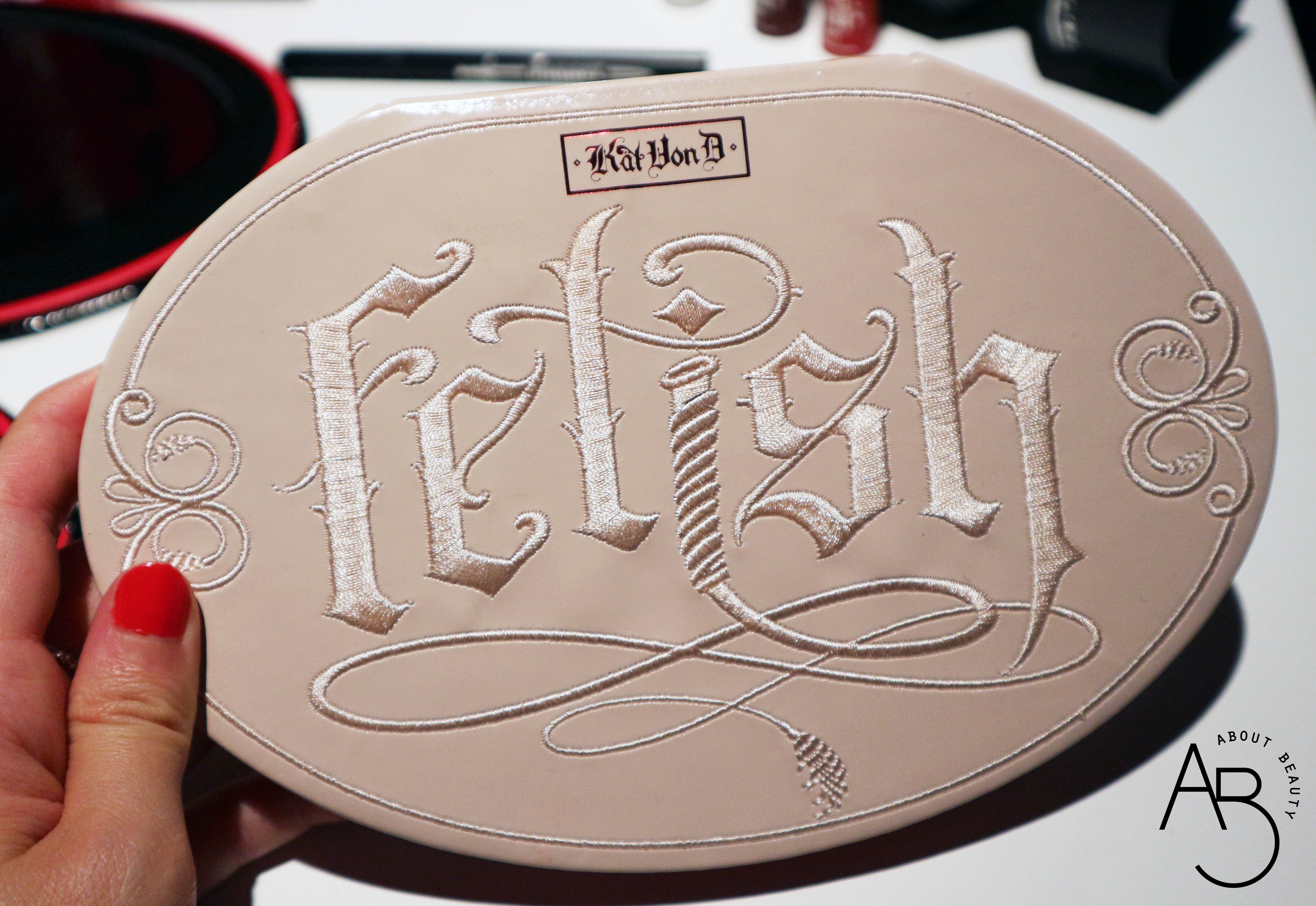 Sephora Natale 2018 Novita da non perdere - Make-up - Kat Von D Fetish Face Palette illuminanti blush - Review, recensione, swatch, info, prezzo, dove acquistare, data di uscita, packaging 2